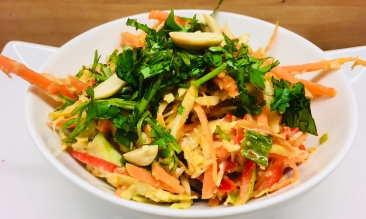 Thai Peanut Slaw - Weißkraut Salat mit Erdnuss Chili Dressing