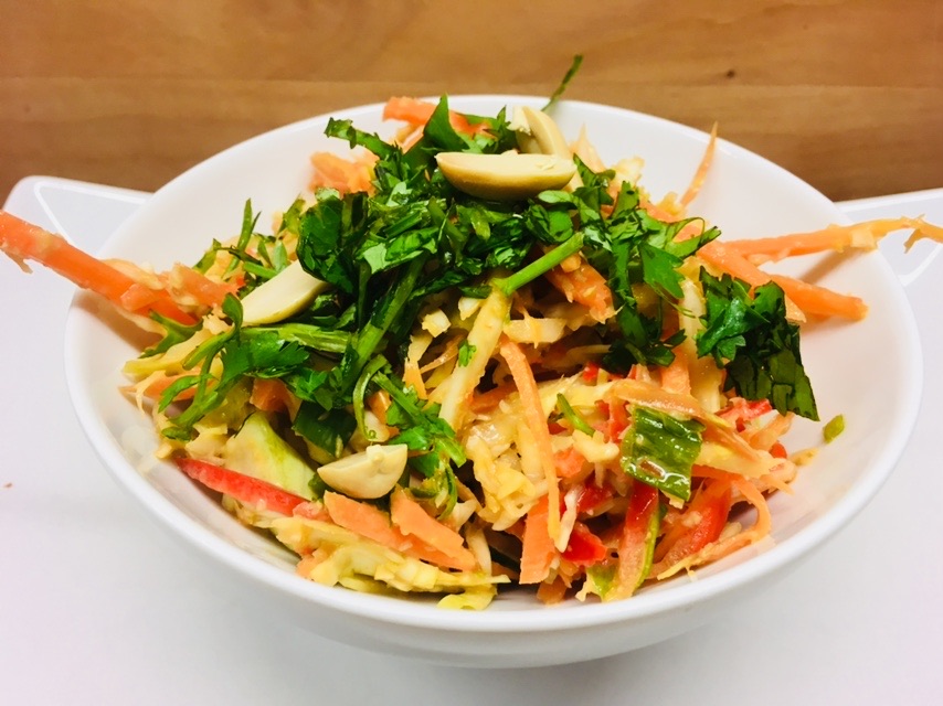 Thai Peanut Slaw - Weißkraut Salat mit Erdnuss Chili Dressing