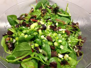 Spinatsalat mit Datteln, Aprikosen und gerösteten Dukkah Nüssen