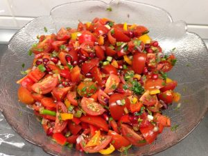 Tomaten Paprika Salat mit Granatapfelkernen und frischer Minze
