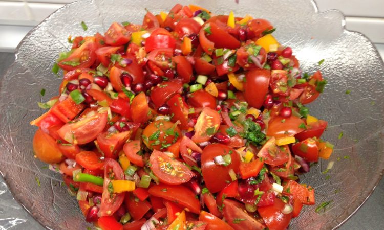 Tomaten Paprika Salat mit Granatapfelkernen und frischer Minze
