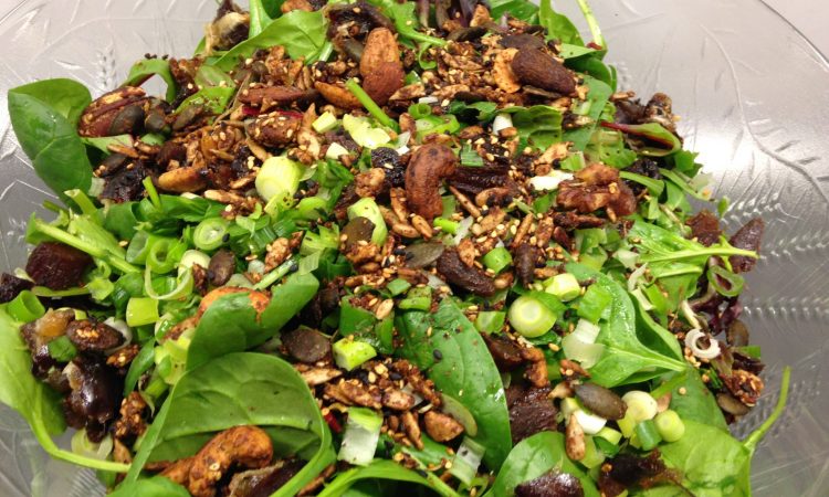 Spinatsalat mit Datteln, Aprikosen und gerösteten Dukkah Nüssen