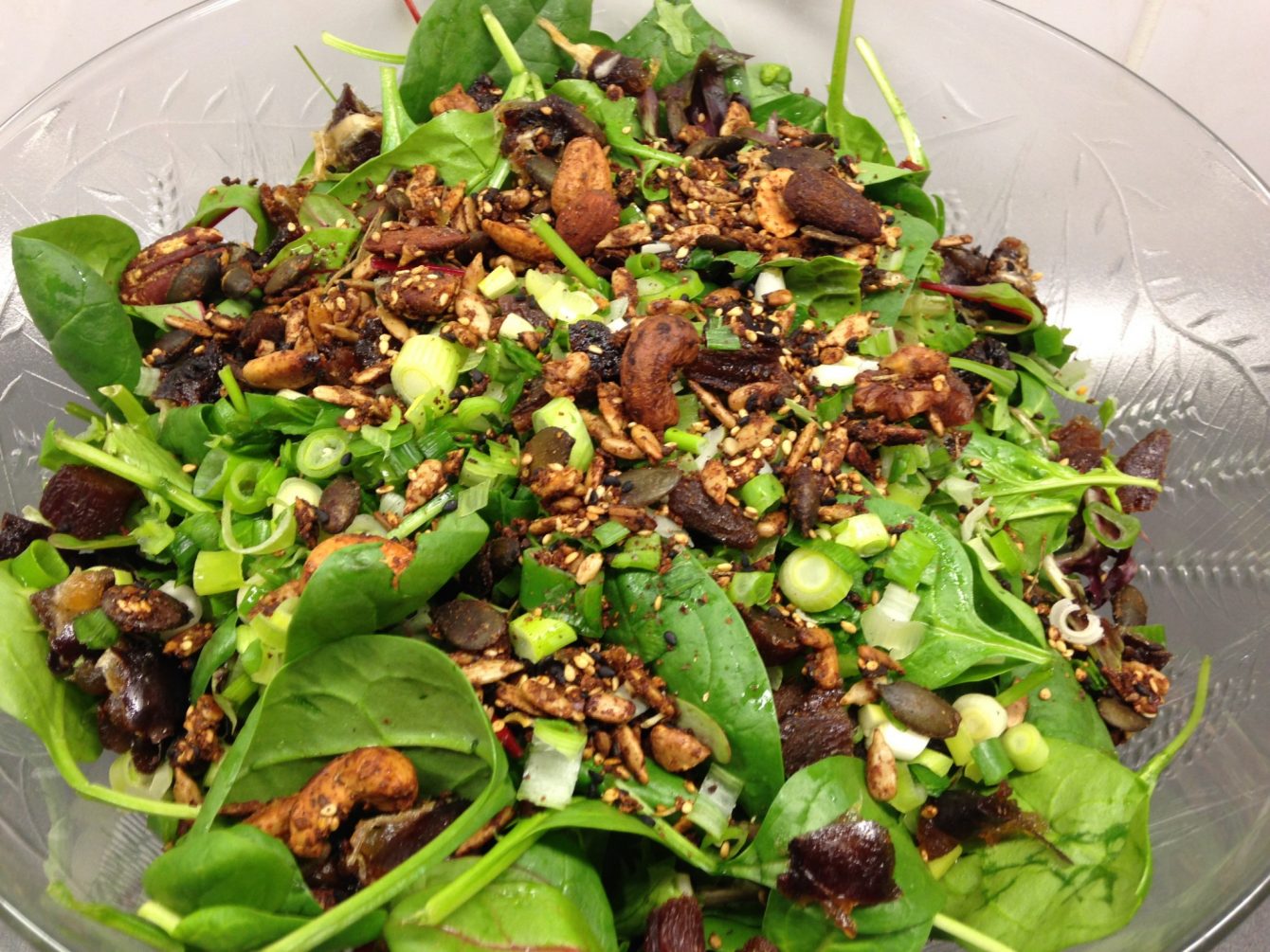 Spinatsalat mit Datteln, Aprikosen und gerösteten Dukkah Nüssen