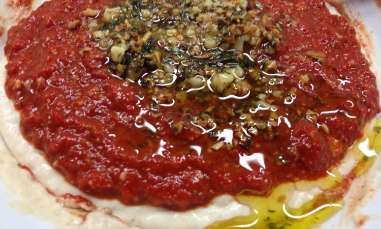 Bohnen Hummus mit Muhamara Paprikapaste