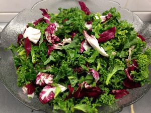 Radicchio Grünkohl Salat mit Goji Beeren, Kumquats und Granatapfel
