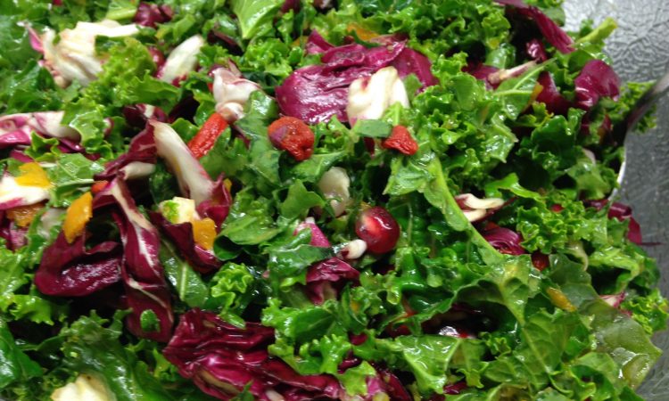 Radicchio Grünkohl Salat mit Goji Beeren, Kumquats und Granatapfel