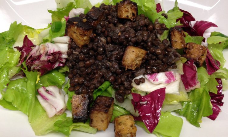 Endiviensalat mit Linsen und gebratenem Mandel Nuss Tofu