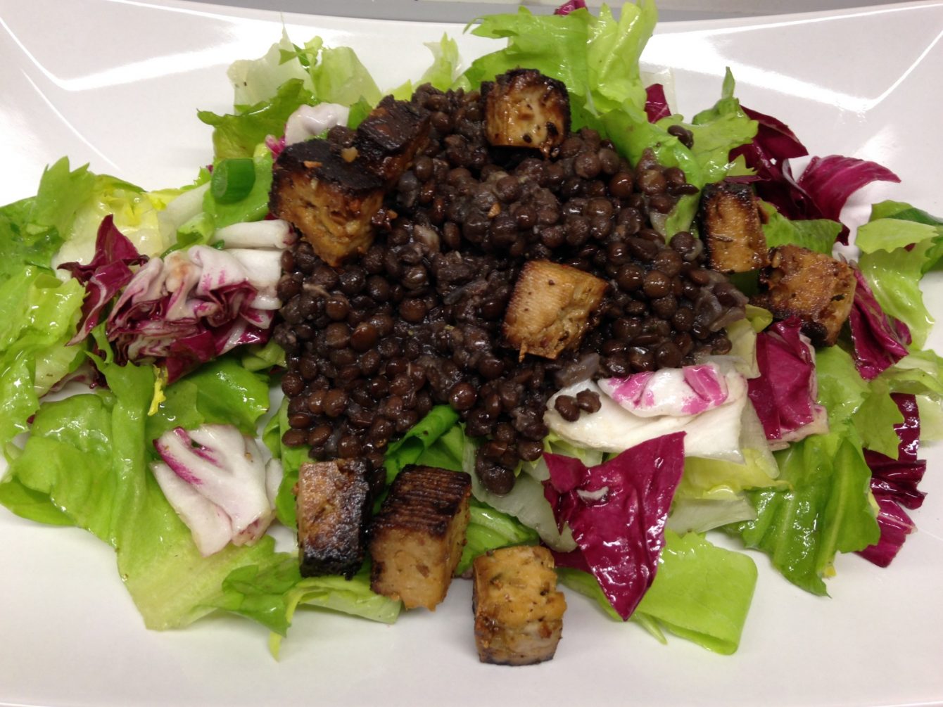 Endiviensalat mit Linsen und gebratenem Mandel Nuss Tofu