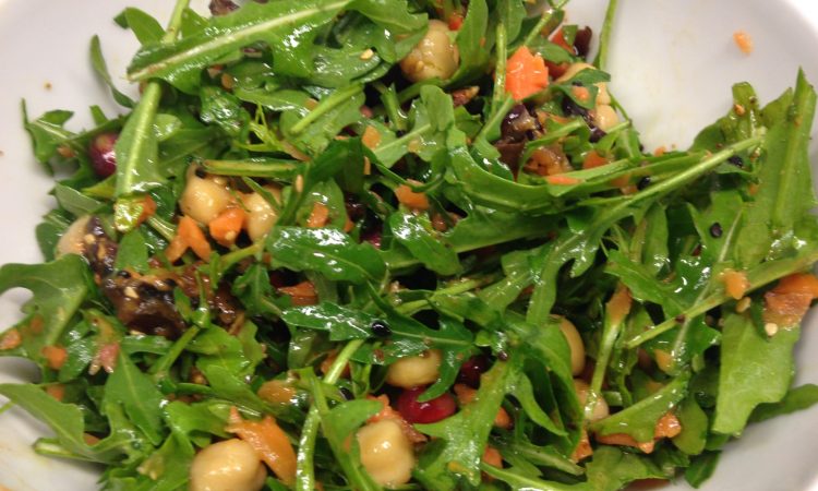 Kichererbsen Salat mit Rucola, Datteln und Granatapfelkernen