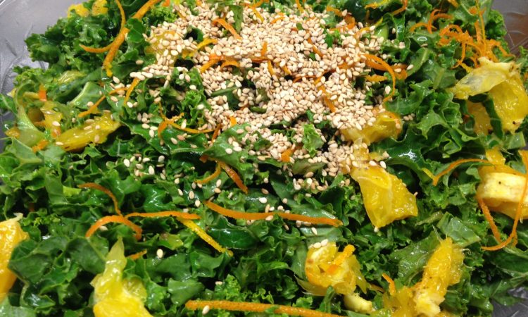 Grünkohl Salat mit Ingwer, gerösteten Orangen und Sesam