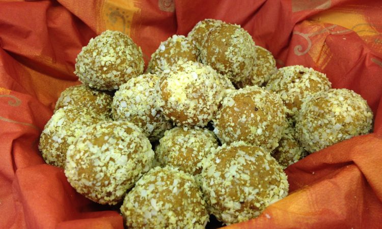 Goldene Kurkuma Kokos Energiebällchen mit Datteln