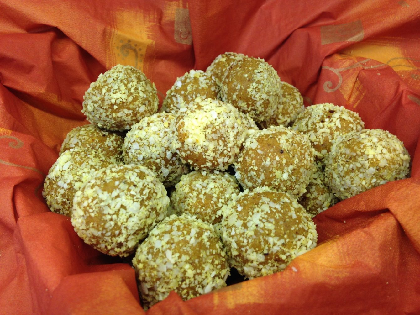 Goldene Kurkuma Kokos Energiebällchen mit Datteln