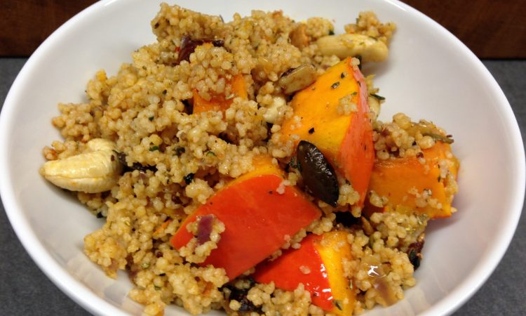 Hirse Salat mit Kürbis, Datteln und Cashewkernen