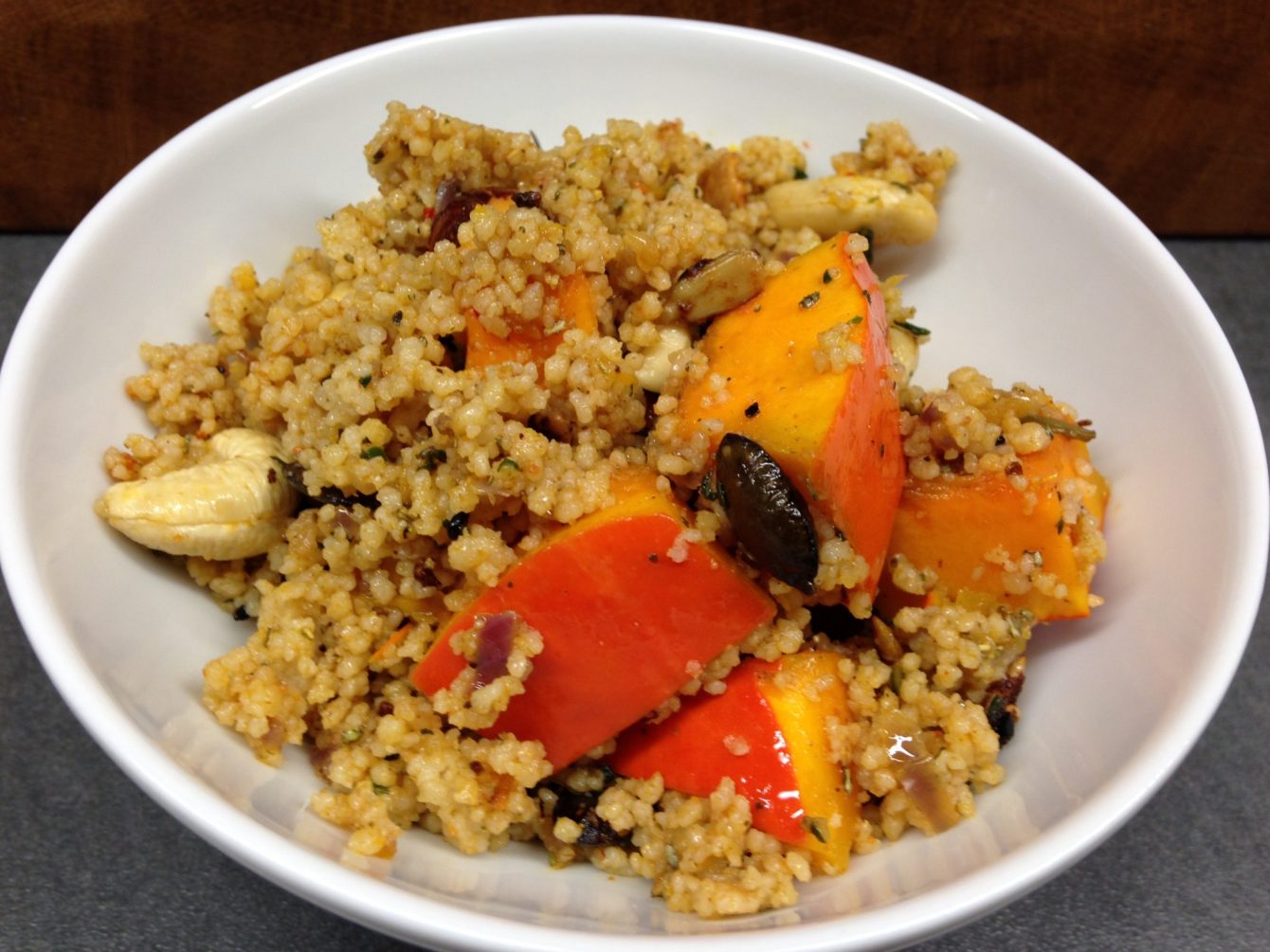 Hirse Salat mit Kürbis, Datteln und Cashewkernen