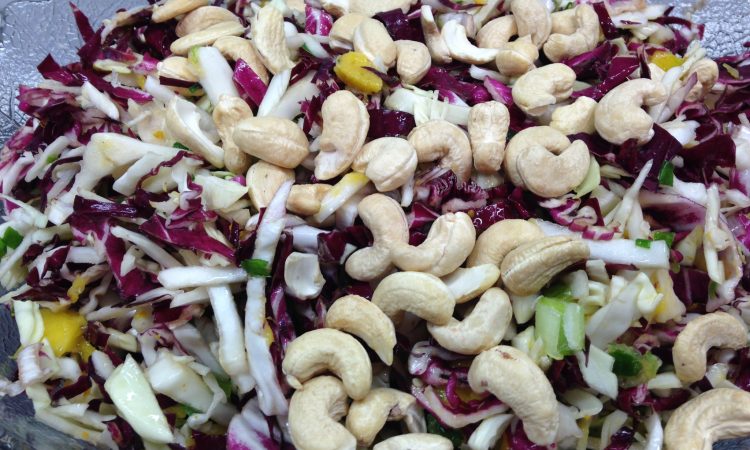 Spitzkohl Mango Salat mit Radicchio, Cashewkernen und Curry Dressing