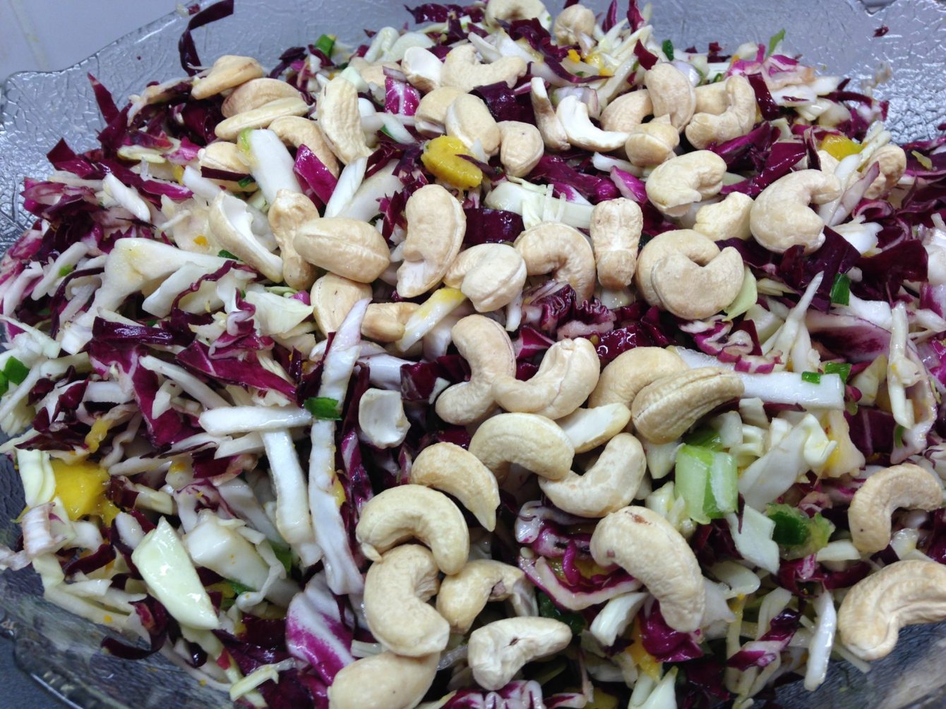 Spitzkohl Mango Salat mit Radicchio, Cashewkernen und Curry Dressing