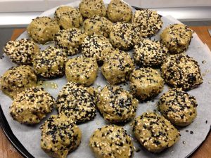 Hirse Kichererbsen Falafel mit Schwarzkümmel-Sesamkruste