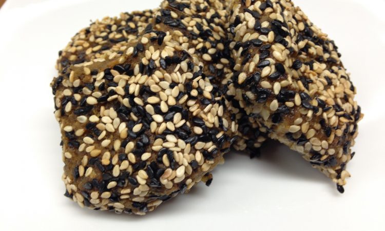 Hirse Kichererbsen Falafel mit Schwarzkümmel-Sesamkruste