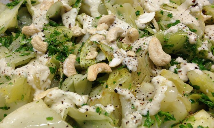 Spitzkohl mit Cashew Zitronen Knoblauch Dressing