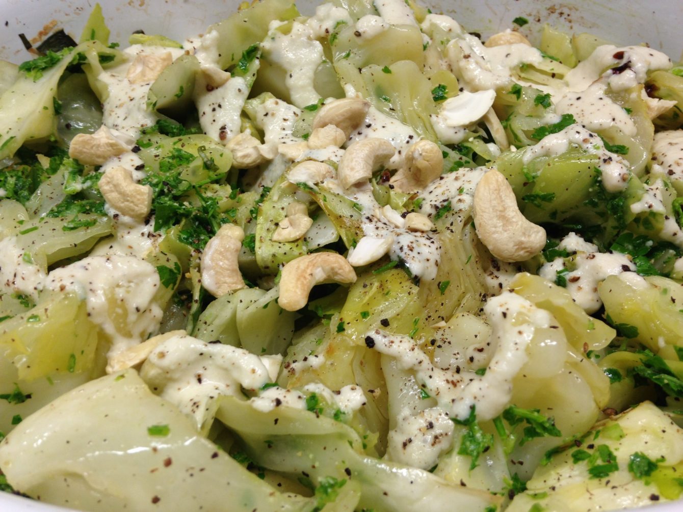 Spitzkohl mit Cashew Zitronen Knoblauch Dressing