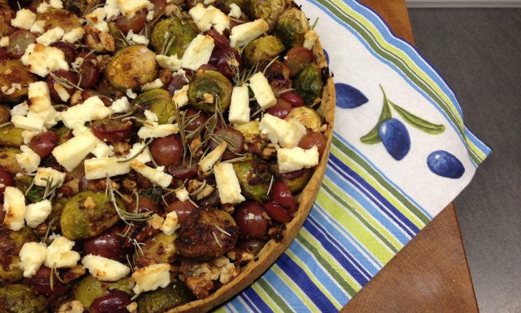 Rosenkohl Tarte mit Weintrauben und Walnüssen