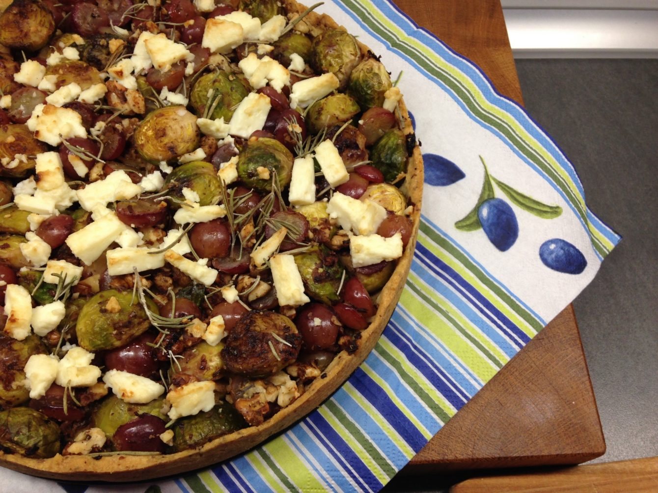 Rosenkohl Tarte mit Weintrauben und Walnüssen
