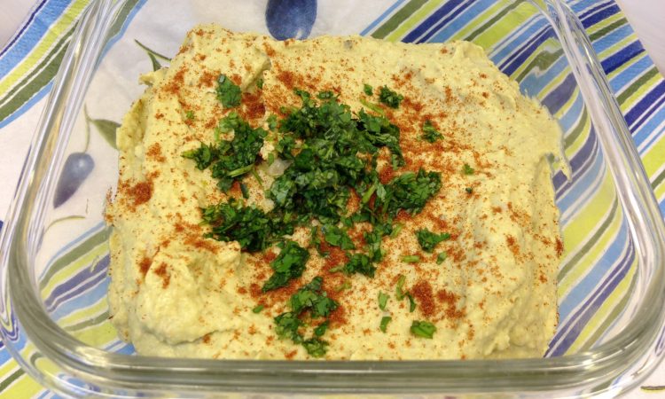 Avocado Hummus aus Kichererbsen, Avocado und Tahini