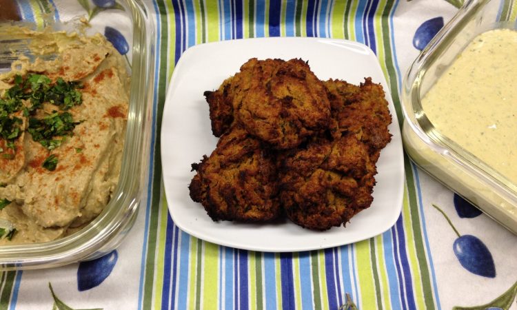 Kürbis Kichererbsen Falafel mit Tahini Chili Dip und Avocado Hummus