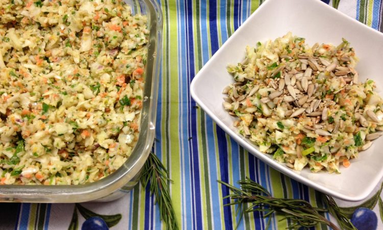 Weißkraut Salat mit Koriander und Orangen Tahini Dressing