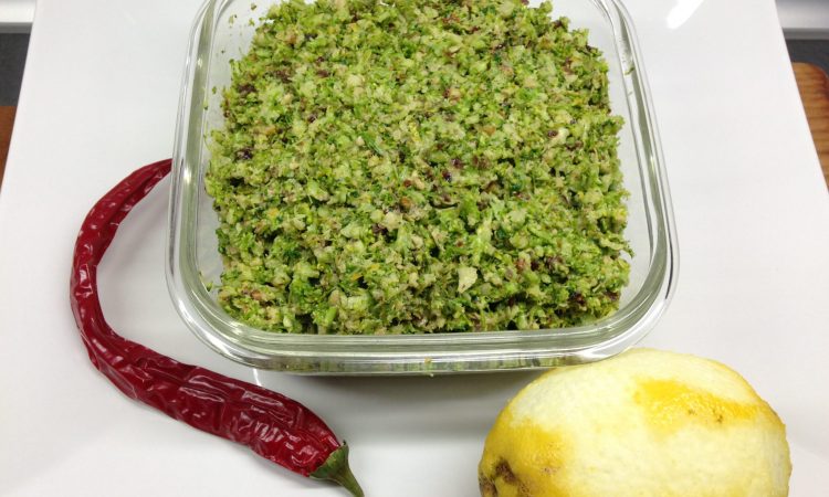 Brokkoli Pesto mit Walnüssen, Cranberries und Zitrone