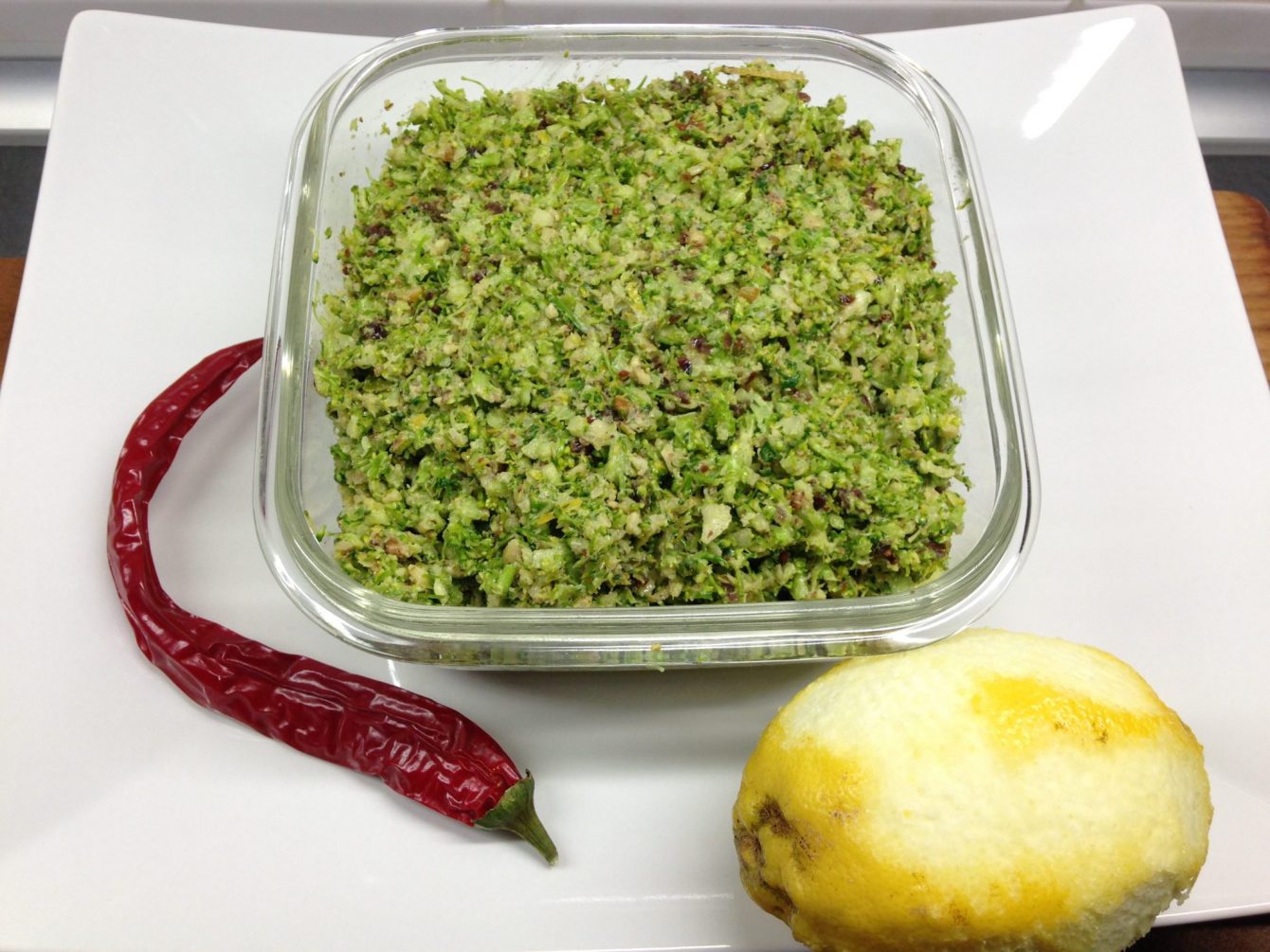 Brokkoli Pesto mit Walnüssen, Cranberries und Zitrone