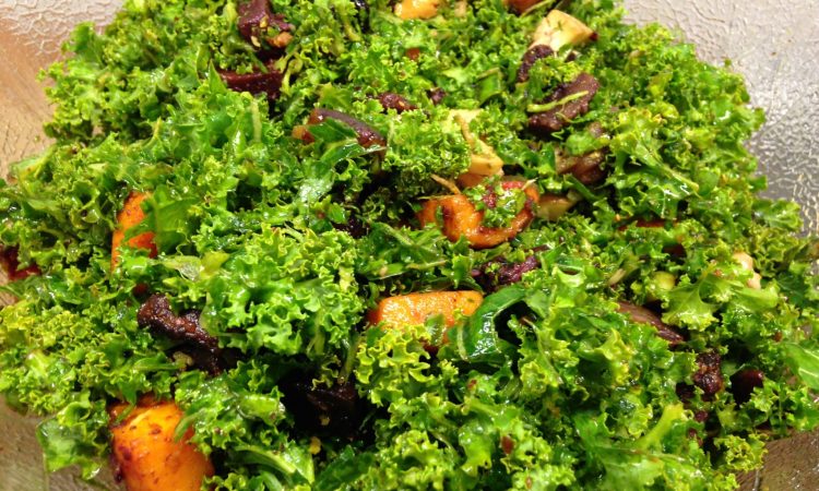 Grünkohl Salat mit gerösteten Süßkartoffeln