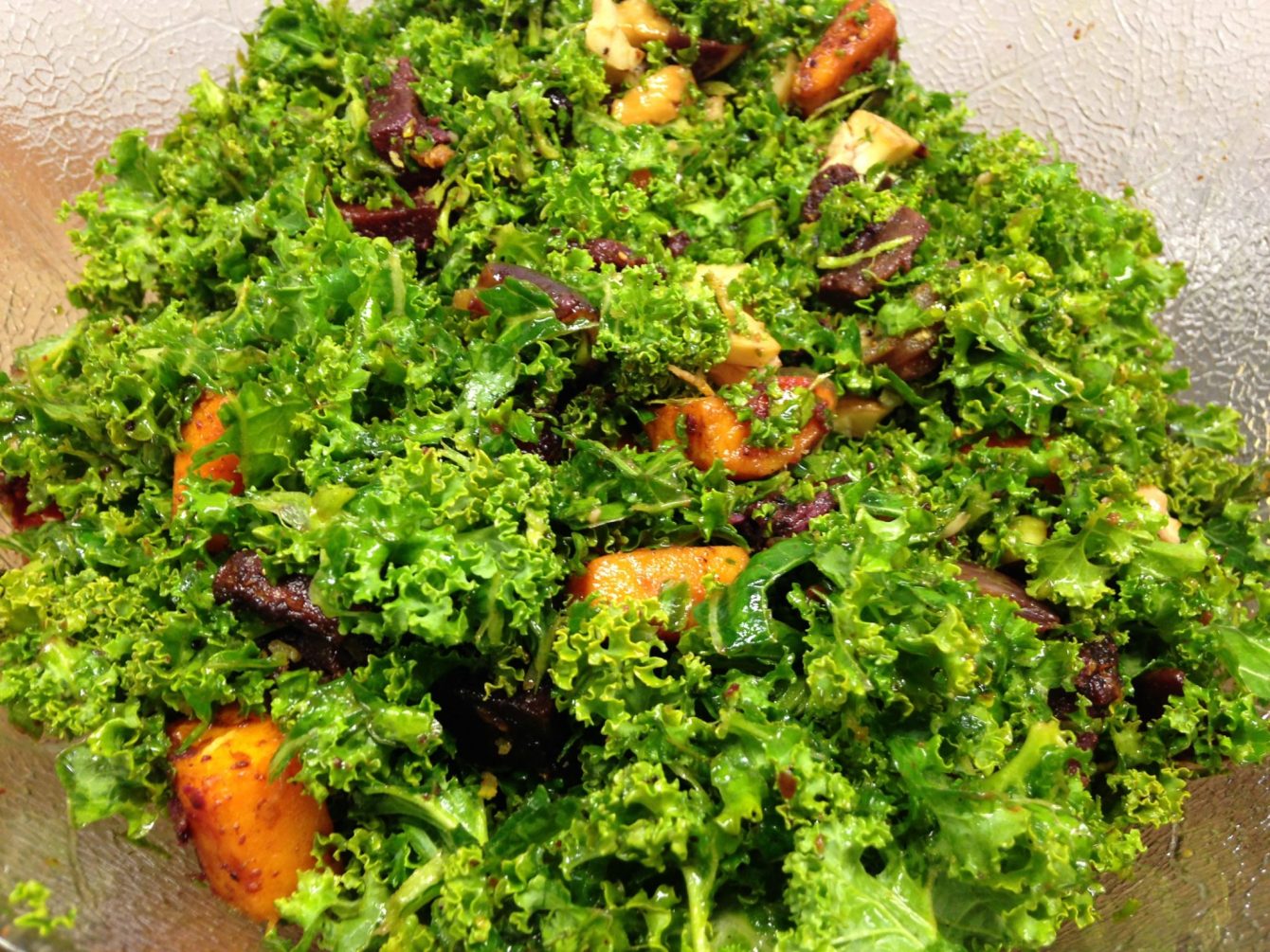 Grünkohl Salat mit gerösteten Süßkartoffeln