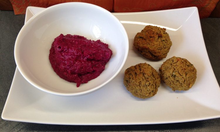 Blumenkohl Bohnen Mandel Falafel mit Rote Bete Dip