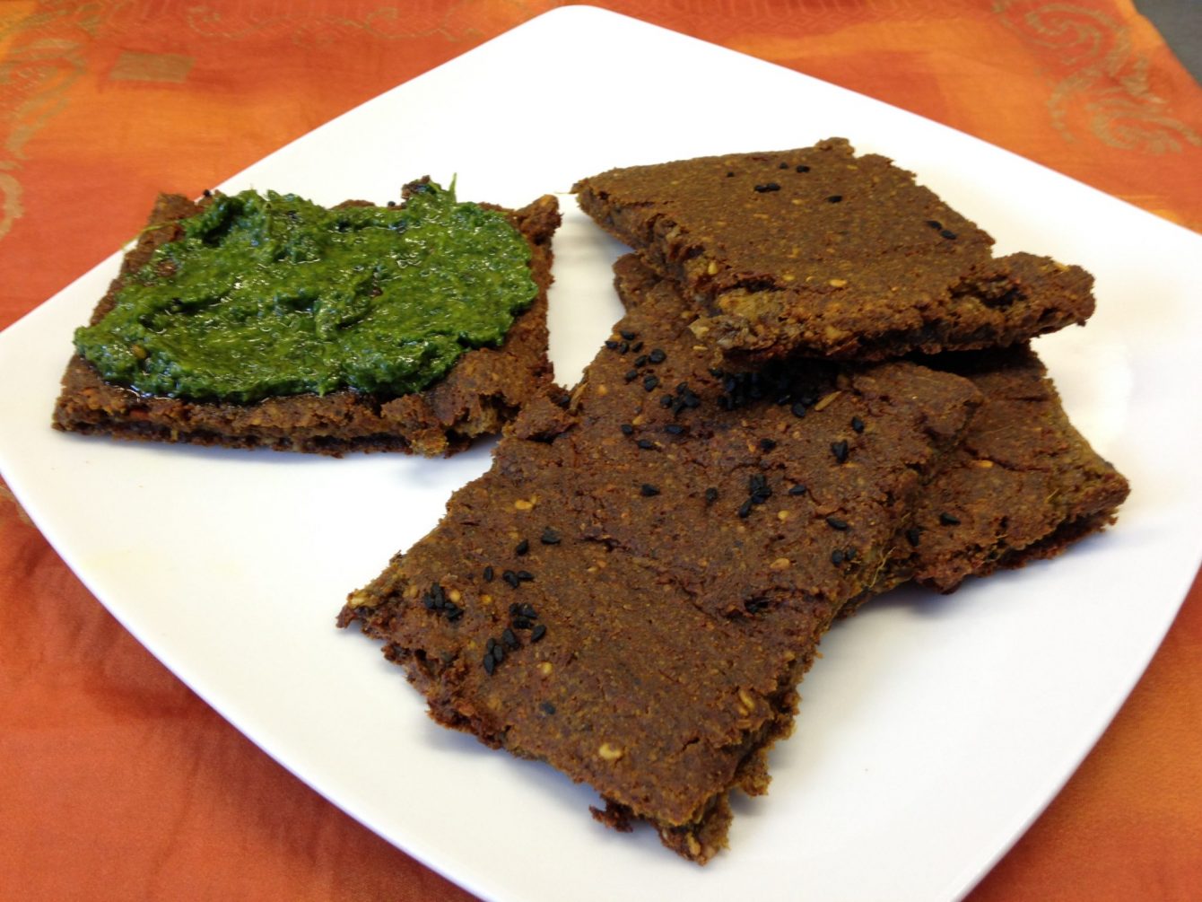 Rohkost Snackbrot aus Karotten, Sauerkraut und Zwiebeln