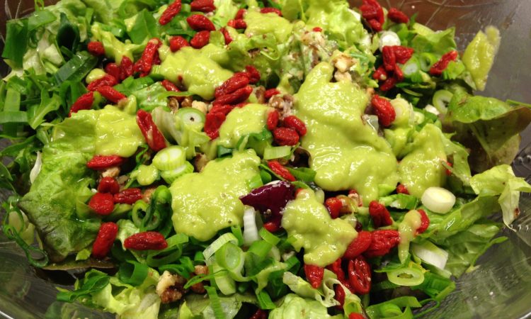 Gemischter Salat mit Goji Beeren, Walnüssen und Avocado Orangen Dressing
