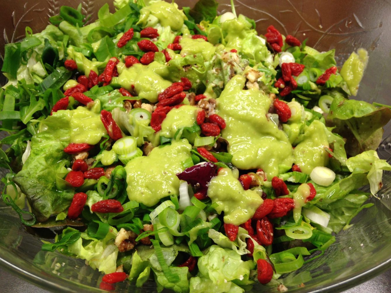Gemischter Salat mit Goji Beeren, Walnüssen und Avocado Orangen Dressing