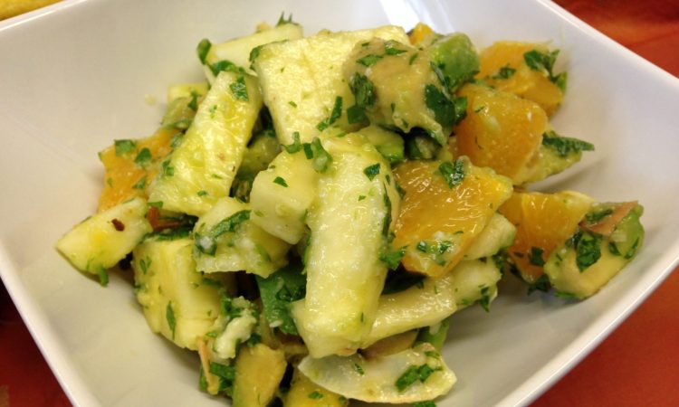 Avocado Ananas Salat mit Chili und Kokosnuss