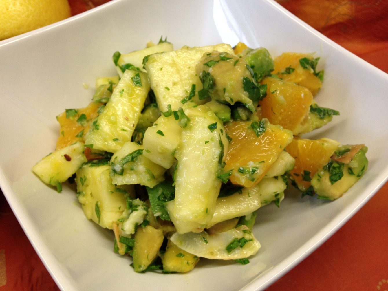 Avocado Ananas Salat mit Chili und Kokosnuss