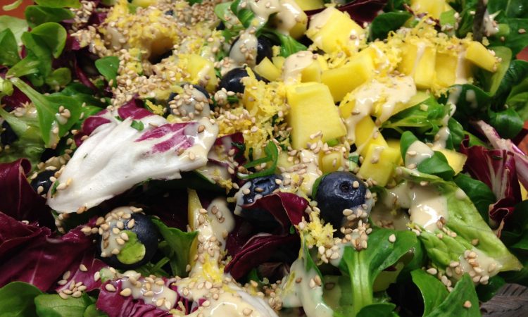 Feldsalat mit Blaubeeren, Mango und Ingwer Tahini Dressing