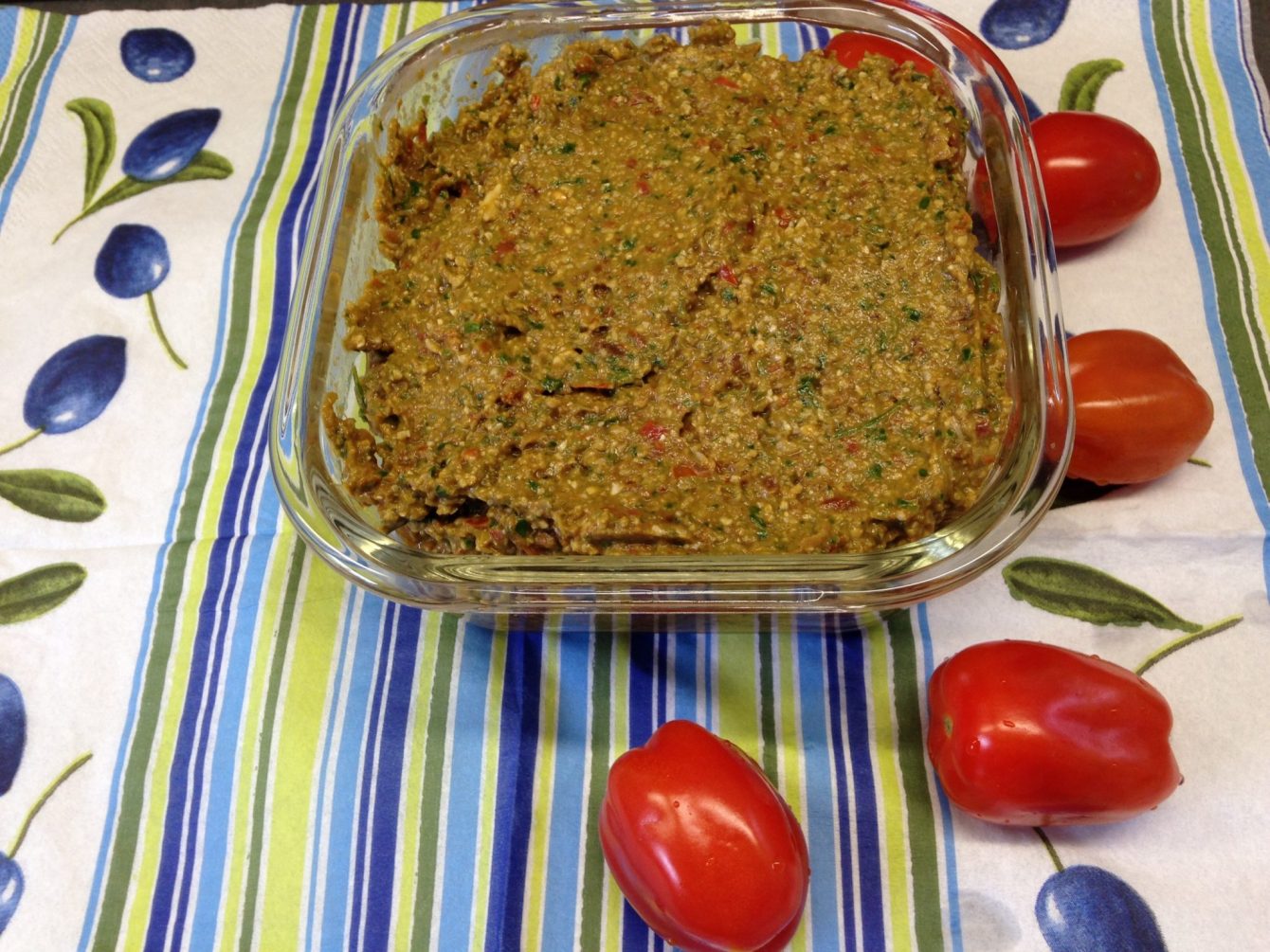 Tomaten Pesto mit Cranberries, Sesam und Minze