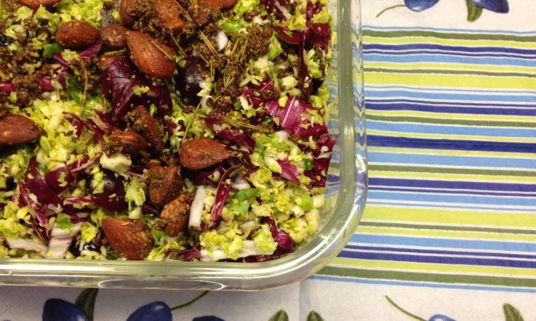 Rosenkohl Radicchio Salat mit Trauben, Mandeln und Orangen Vinaigrette