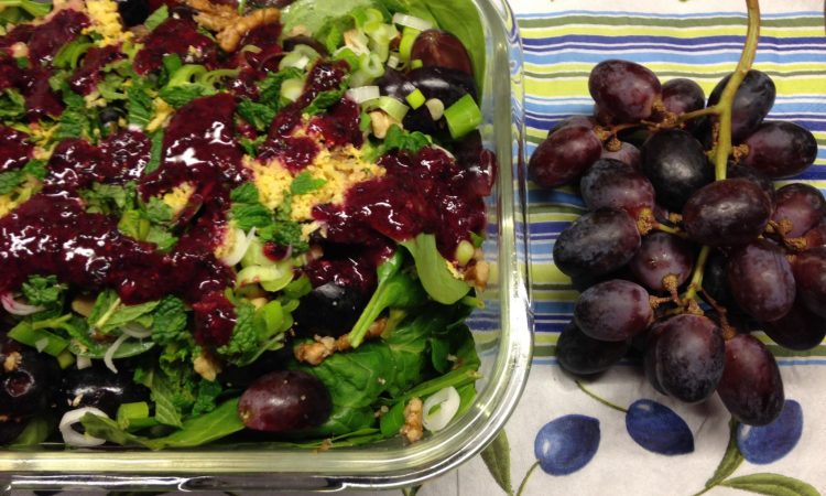 Spinat Salat mit Trauben, Walnüssen und Blaubeer Minze Dressing