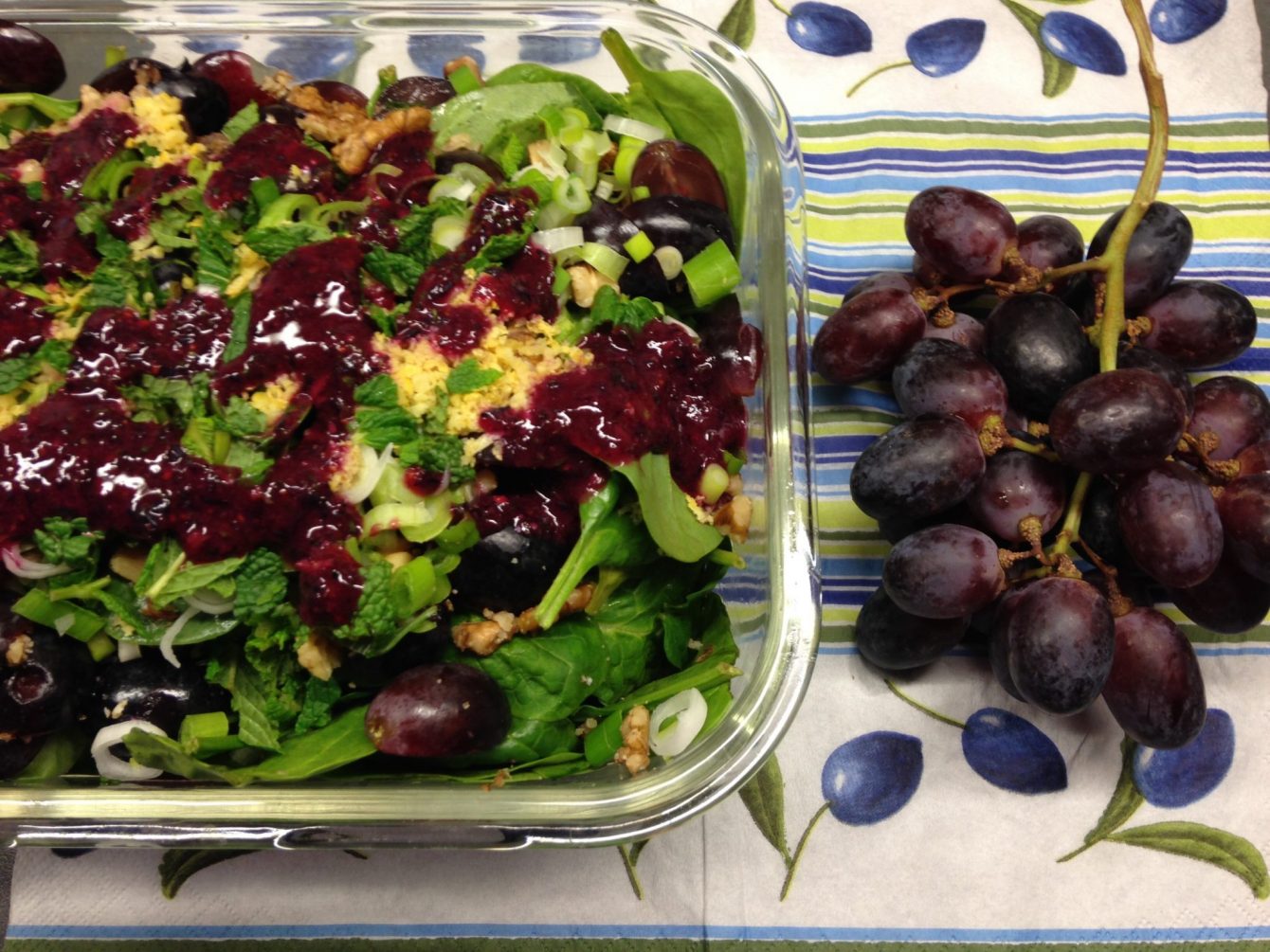 Spinat Salat mit Trauben, Walnüssen und Blaubeer Minze Dressing