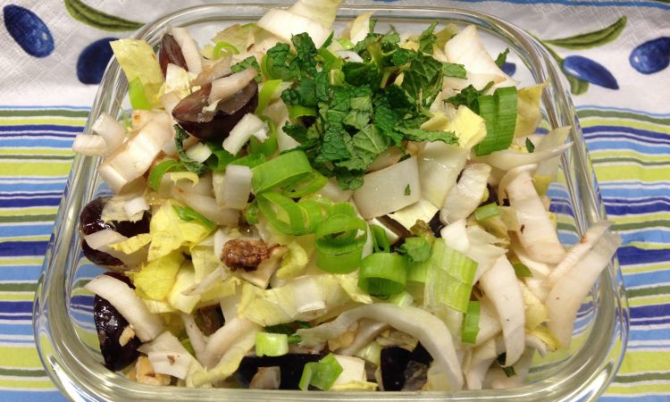 Chicorée Salat mit Trauben, Walnüssen und Feigen-Senf Dressing