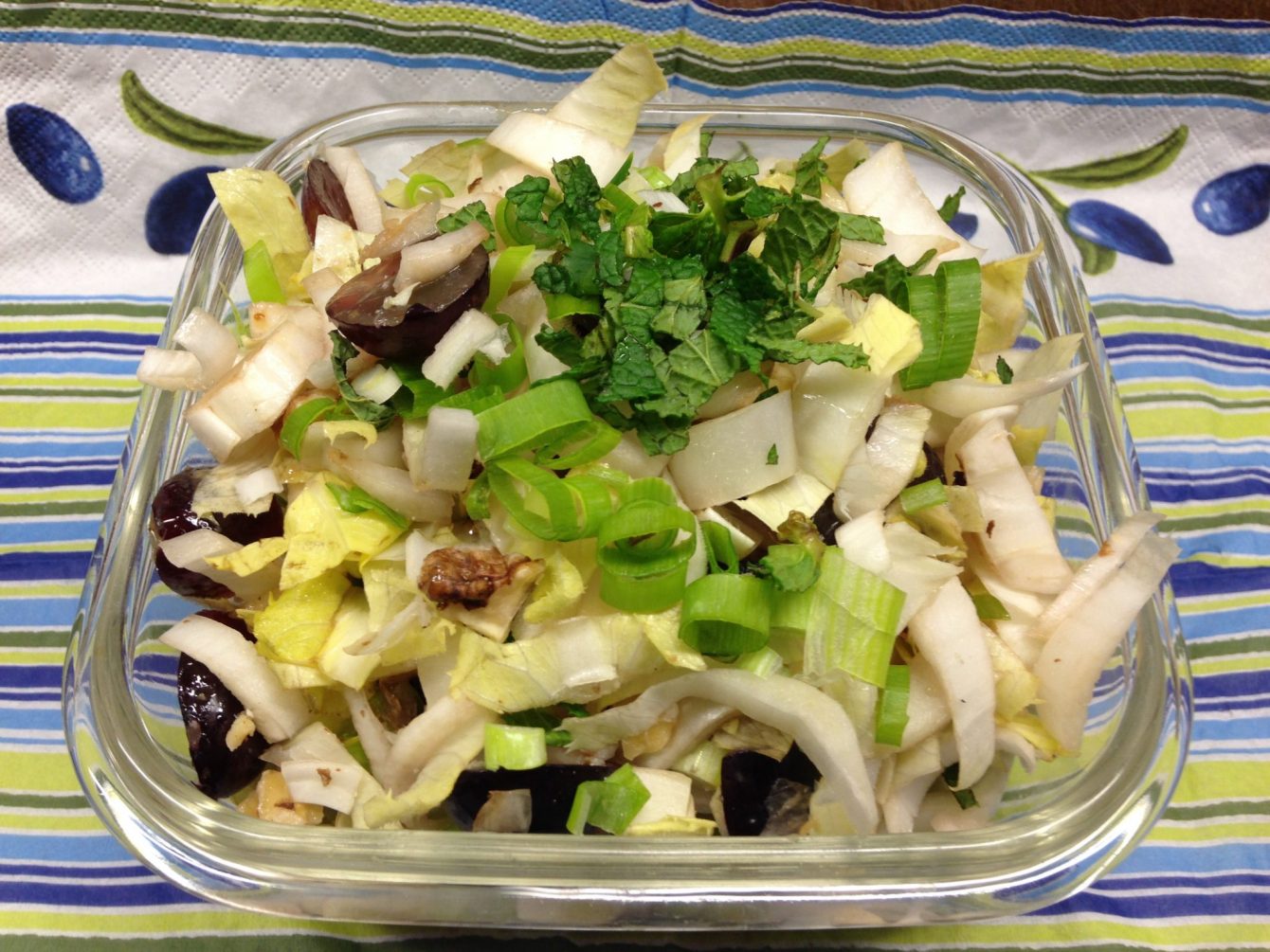 Chicorée Salat mit Trauben, Walnüssen und Feigen-Senf Dressing