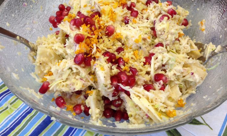 Weißkraut Salat mit Granatapfelkernen und Mandel Ingwer Hanf Dressing