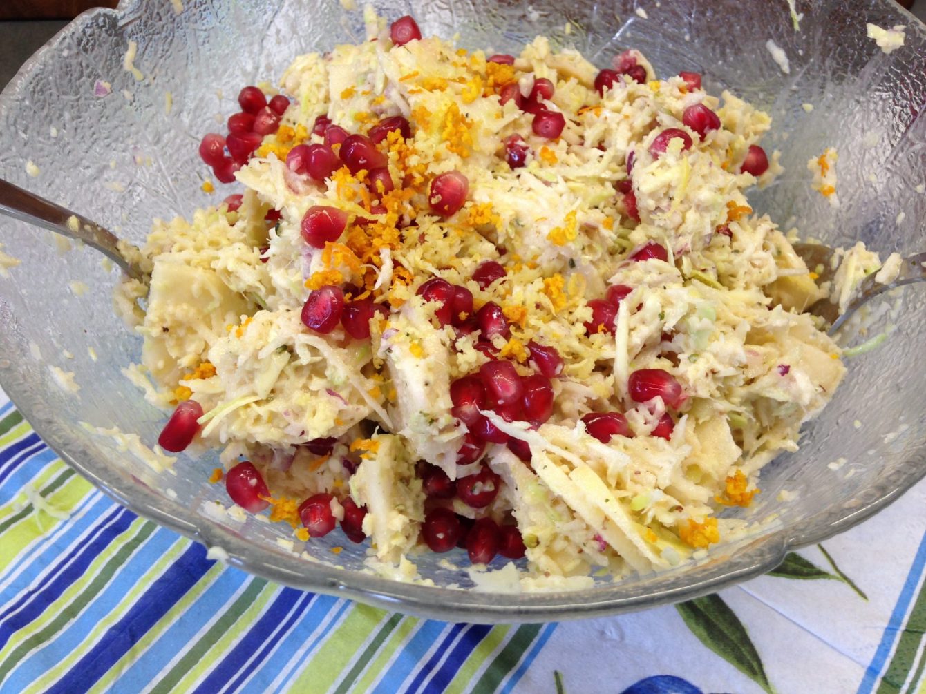 Weißkraut Salat mit Granatapfelkernen und Mandel Ingwer Hanf Dressing