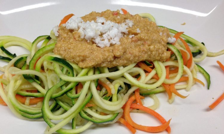 Thai Gemüsenudeln aus Zucchini und Karotten mit Kokos Erdnuss Chili Sauce