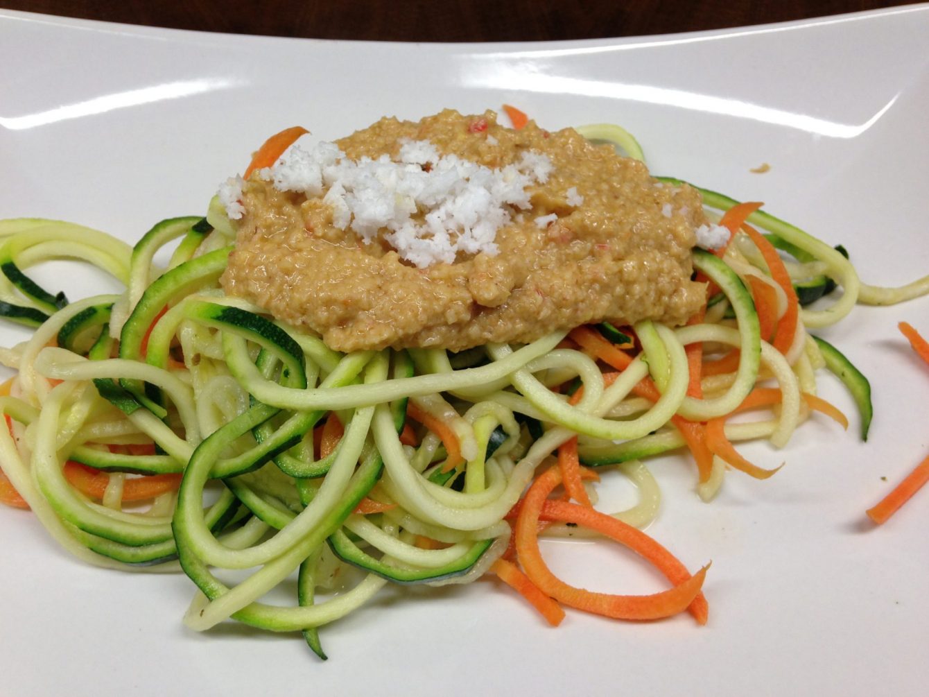 Thai Gemüsenudeln aus Zucchini und Karotten mit Kokos Erdnuss Chili Sauce